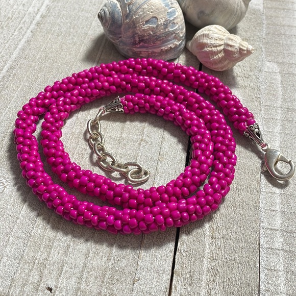 Fuchsia crocheted rope necklace - Picture 5 of 5